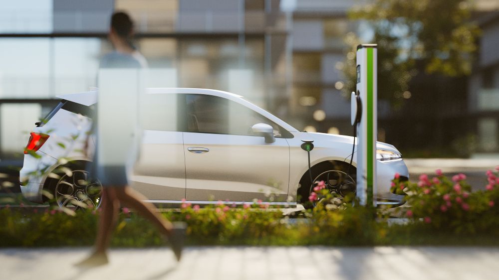 Auto lädt an Ladestation