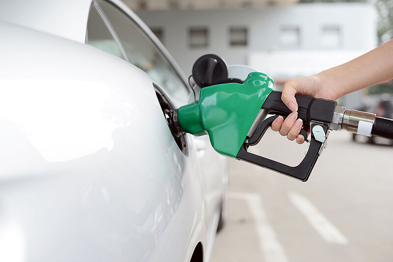 Getty Images/Photo Talk Grünes Zapfventil wird an einer Tankstelle in den Tank eines Autos gehalten