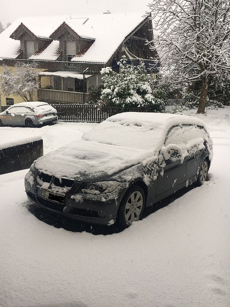 Auto mit Schneedecke