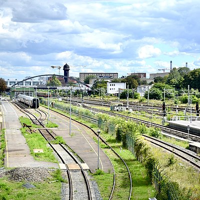 Gleise am Bahnhof