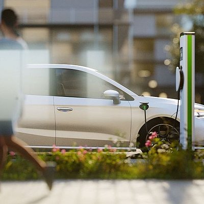 Auto lädt an Ladestation